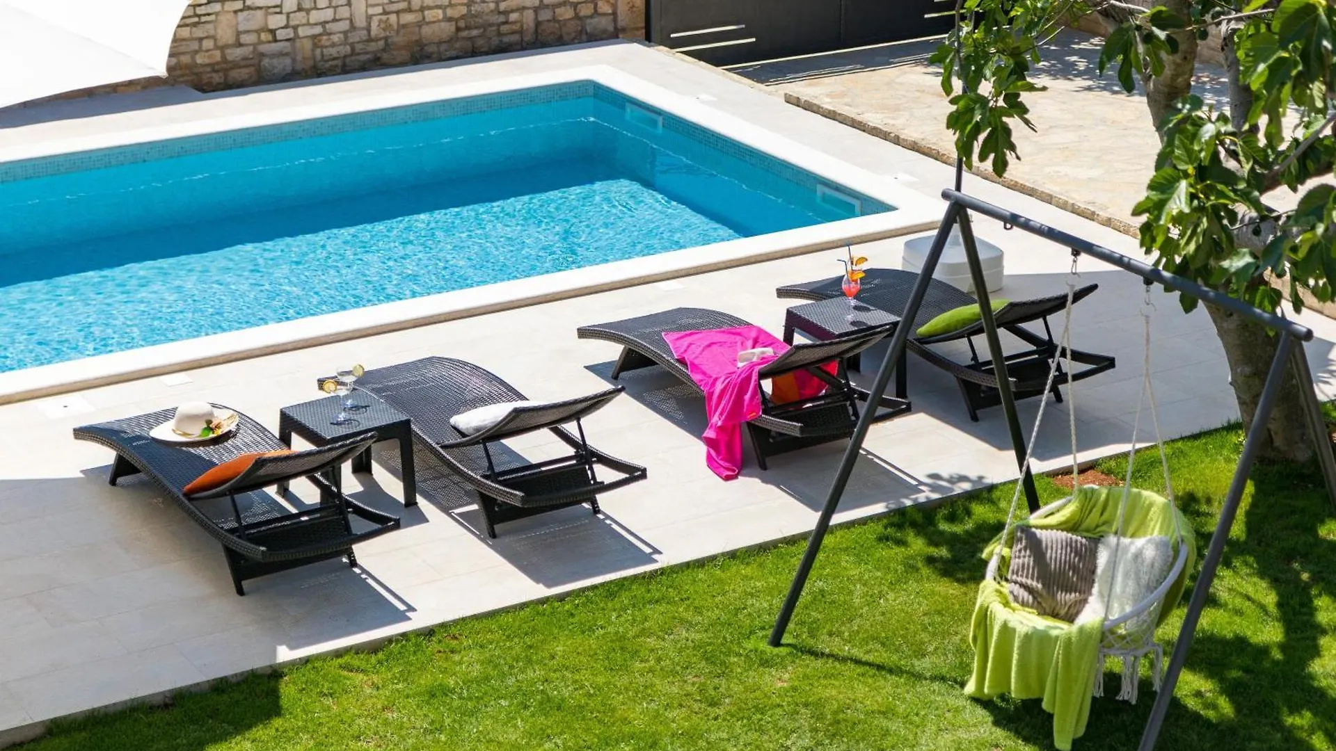 Gemuetliches Stein Ferienhaus Mit Privatem Pool Und Terrasse Mit Grill Galizana Croatia