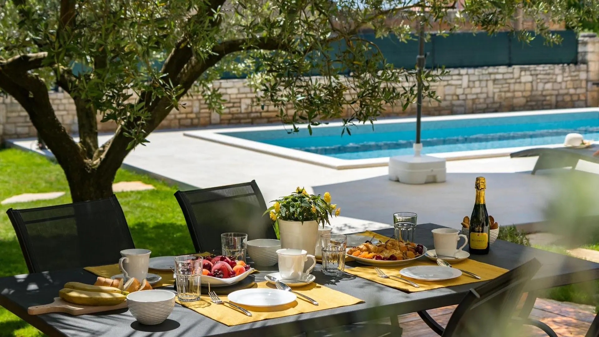 Gemuetliches Stein Ferienhaus Mit Privatem Pool Und Terrasse Mit Grill Galizana Croatia