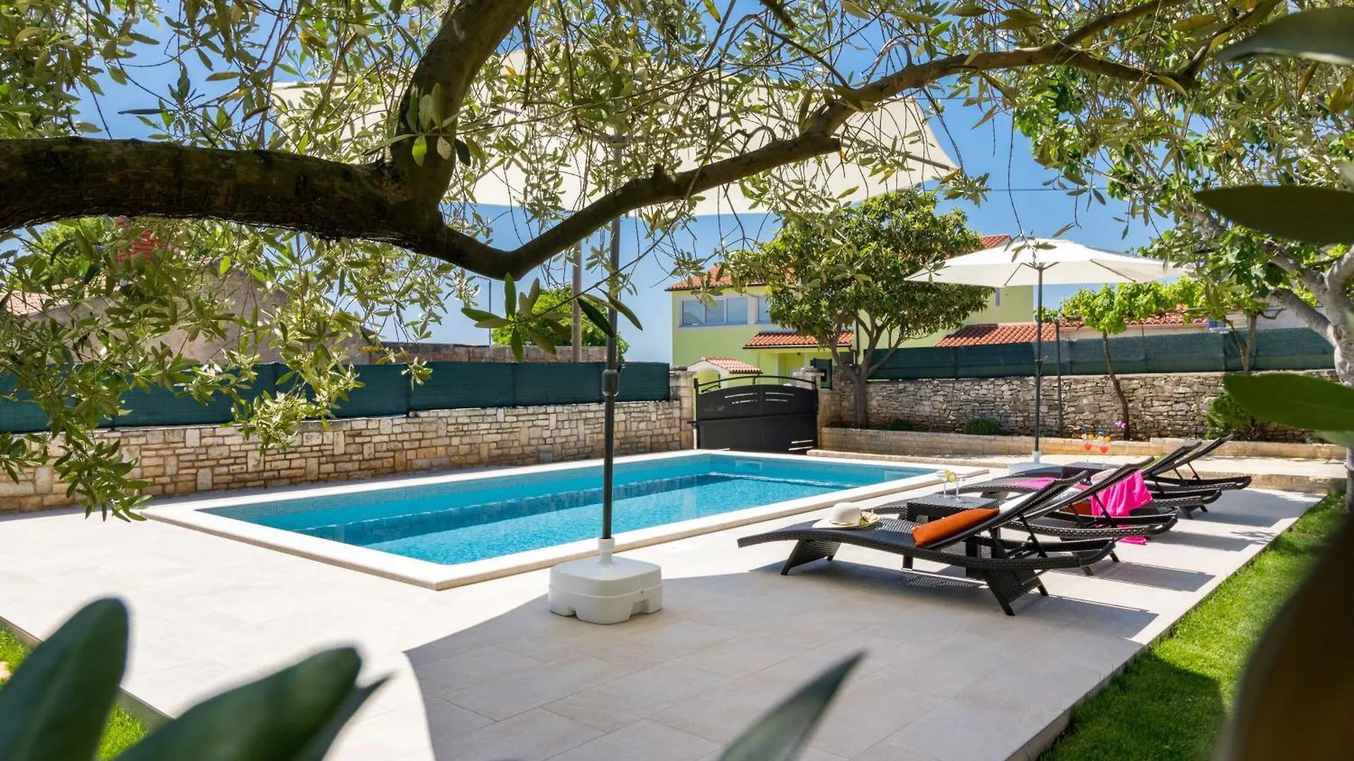 Gemuetliches Stein Ferienhaus Mit Privatem Pool Und Terrasse Mit Grill Galizana