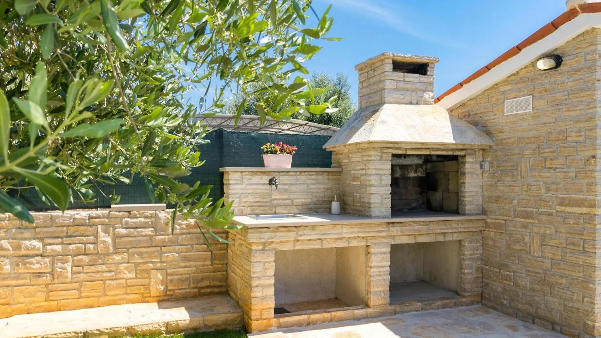 Gemuetliches Stein Ferienhaus Mit Privatem Pool Und Terrasse Mit Grill Galizana 0*,