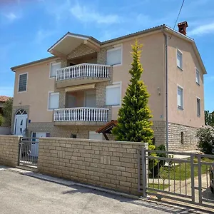 Apartment Ban, Galižana